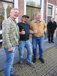 833845 Portret van o.a. Rijk de Gooyer jr. (links) en acteur en schrijver Maarten Spanjer bij de onthulling van een ...